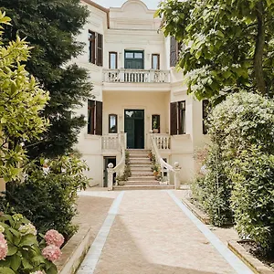 Seven Cafe & Bed & Breakfast